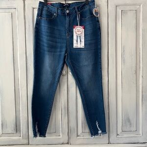 🟠NWT S.O.N.G. Curvy Cropped Jeans with Chew Hem in Medium Wash Sz 17/33